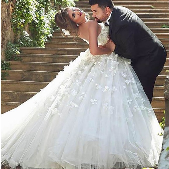 Dresses & Skirts - NEW! White sweetheart petals tulle ball gown